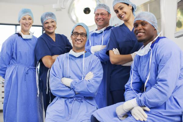 6 smiling surgeons and nurses